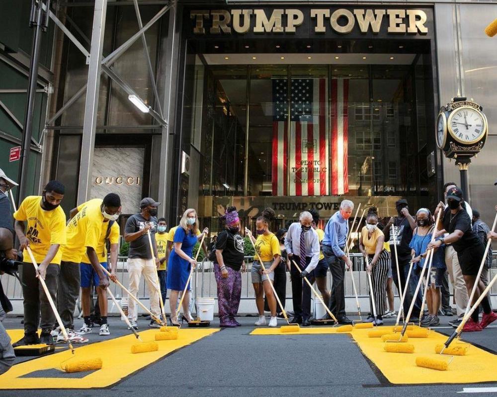 特朗普大厦|美国民众在特朗普大厦前写“黑人的命很重要”，纽约市长挽起袖子帮忙