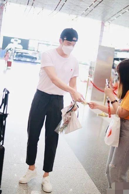 仝卓工作室|仝卓工作室在线发疯，连发28条微博撕郑云龙，还讽刺他撒谎精