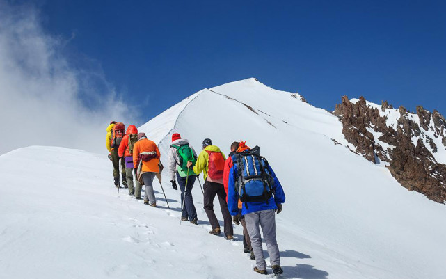 最隆重的一次登山,是1990年到1991年间,中日联合登山队,中方6人,日方