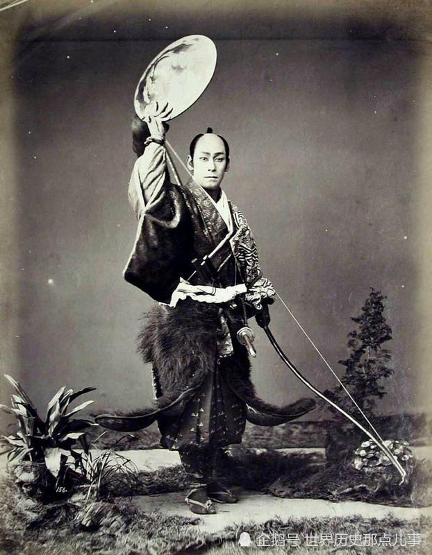 10张罕见老照片,日本生活百态:画画,赌博,做饭,哄孩子