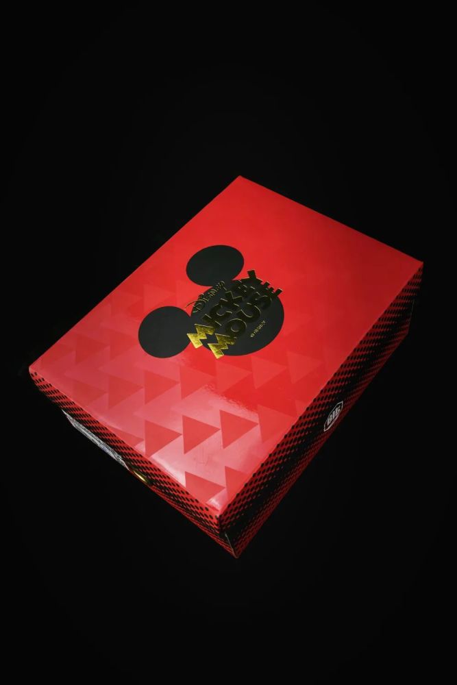 鞋盒采用与角色呼应的配色与图案设计.