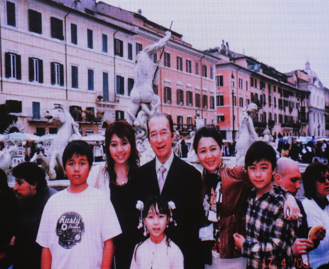 即使赌王事务繁多,还是会出席儿女的宴会,从照片能看出,家人怀中的何