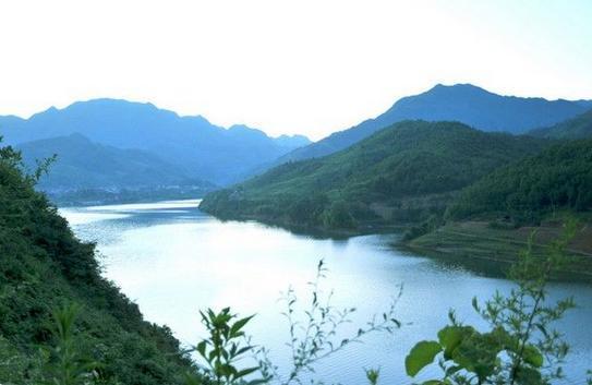 宋之问|宋之问在汉江边写下一首诗，短短四句却道尽了乡愁，读来令人难忘