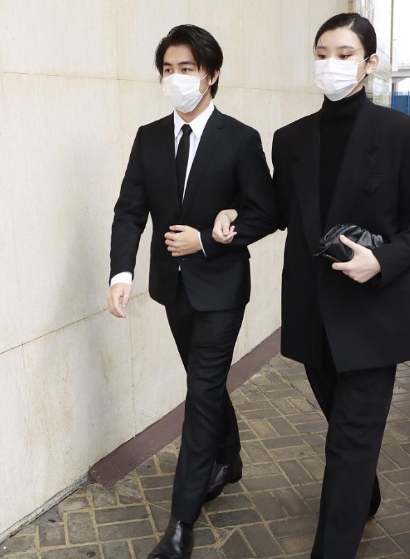 奚梦瑶|赌王出殡：奚梦瑶特色眼妆被笑话，何超莲窦骁十指相扣恩爱出场