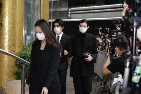 奚梦瑶|赌王出殡：奚梦瑶特色眼妆被笑话，何超莲窦骁十指相扣恩爱出场