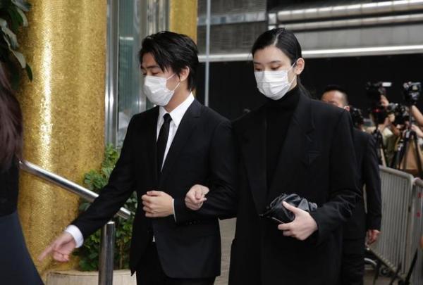 奚梦瑶|赌王出殡：奚梦瑶特色眼妆被笑话，何超莲窦骁十指相扣恩爱出场