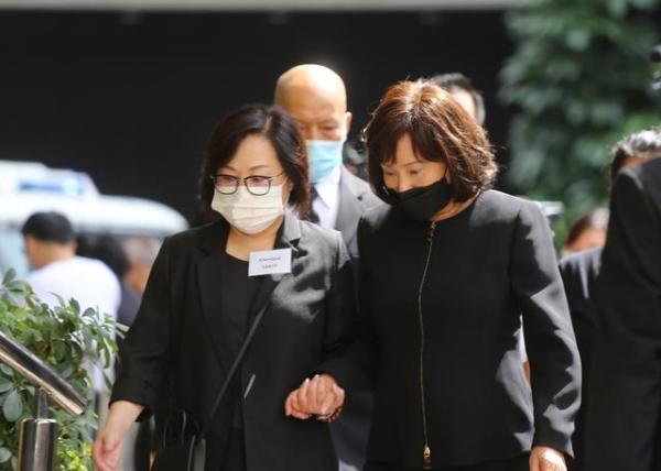 奚梦瑶|赌王出殡：奚梦瑶特色眼妆被笑话，何超莲窦骁十指相扣恩爱出场