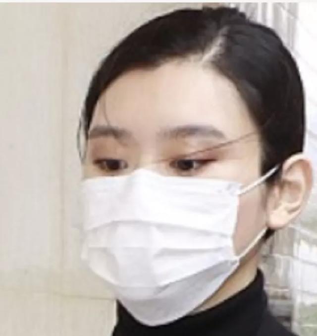 奚梦瑶|赌王出殡：奚梦瑶特色眼妆被笑话，何超莲窦骁十指相扣恩爱出场