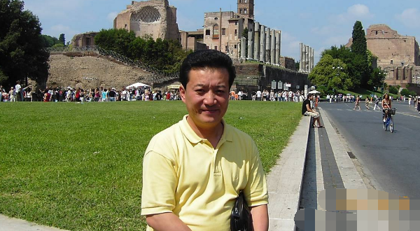 相声演员王平,师从李伯祥,因过度劳累逝世,葬礼千余观众送别