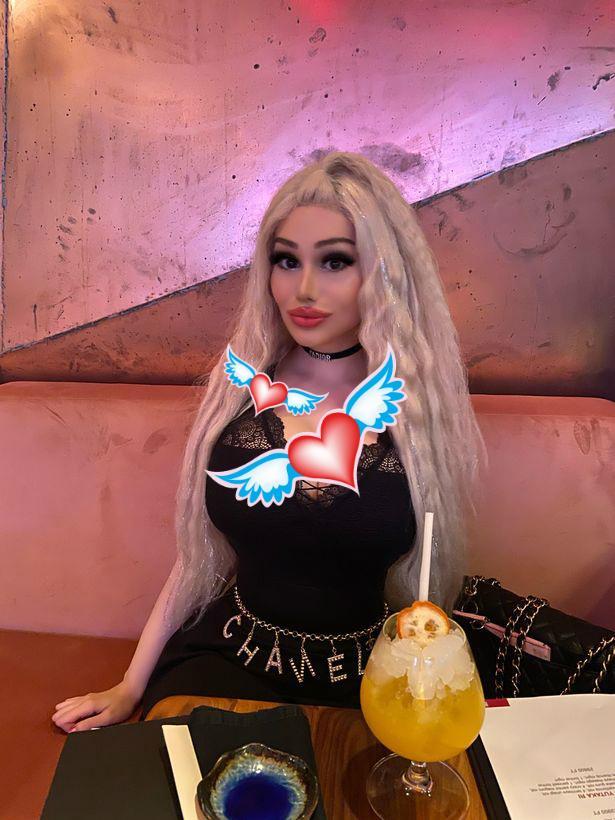 芭比娃娃|120万！匈牙利女子将自己变身为芭比娃娃，前台接待工作也不干了