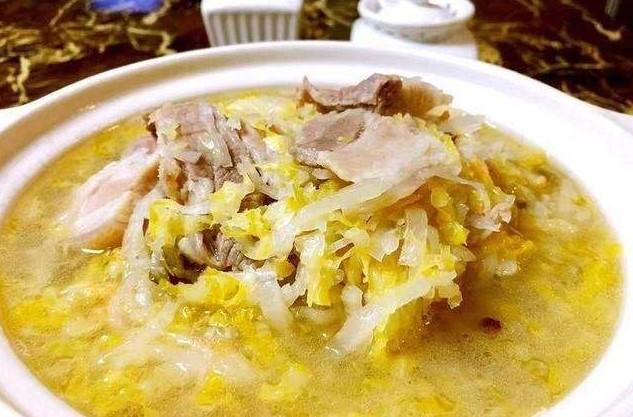 既想吃肉,又害怕油腻?那这道有酸菜加入的五花肉大餐绝对适合你