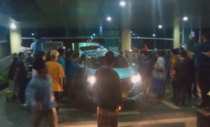 出租车|印尼数百人从医院抢走新冠死者遗体，抬上出租车送回家乡安葬