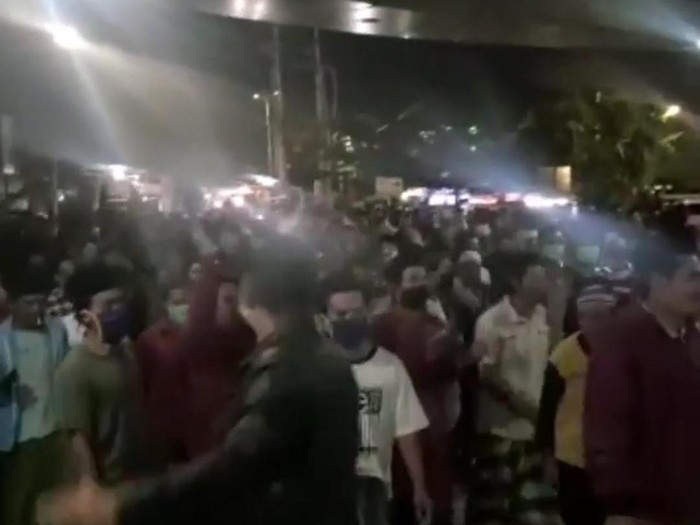 出租车|印尼数百人从医院抢走新冠死者遗体，抬上出租车送回家乡安葬