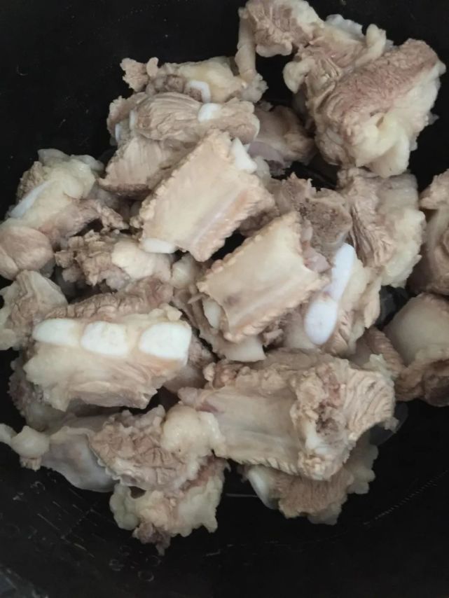 为什么排骨焯水后变得又腥又柴?可能用错水了!