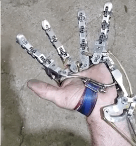 这只机械手太硬核失去手指的机械工程师独立打造网友太酷了