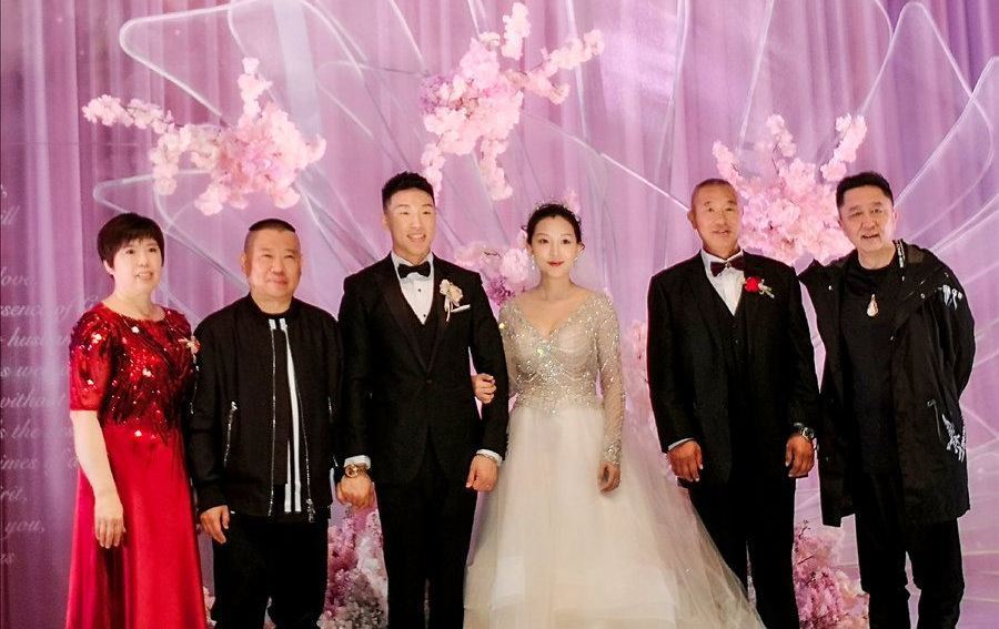 烧饼是出了名的疼老婆,尤其是自己的老婆还这么漂亮,用咱们的话说,那