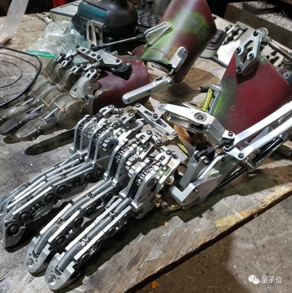 爱德华·艾尔利克|这只机械手太硬核！失去手指的机械工程师独立打造，网友：太酷了