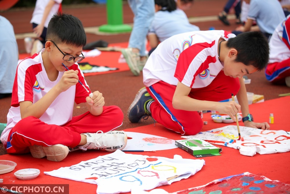 在江蘇省如皋市外國語小學部操場上,學生們在進行現場繪畫展示