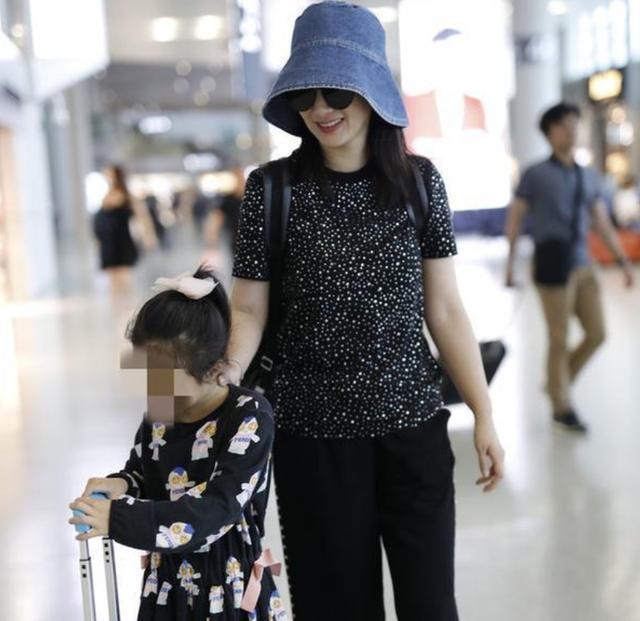 黄奕|黄毅清因贩毒被判15年！前妻黄奕抚养女儿，走出阴霾状态越来越好