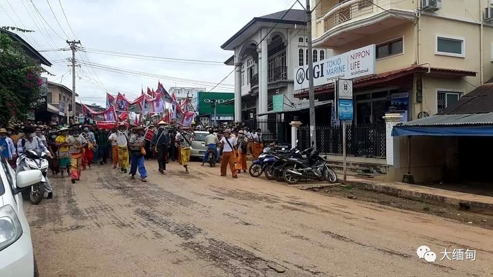 國防軍與民地武戰事致平民死傷,緬甸皎脈鎮近萬人舉行抗議遊行