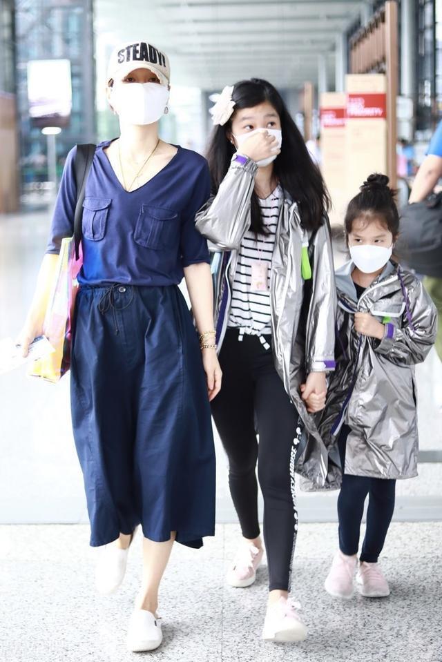 马伊琍也并没有恼怒,只是和两个女儿优哉游哉的走了过去,顺带瞄了一眼