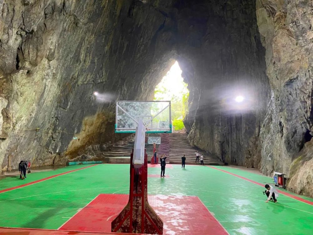 贵州大山发现一座山洞 村民集资24万建成篮球场 冬暖夏凉好舒服 腾讯新闻