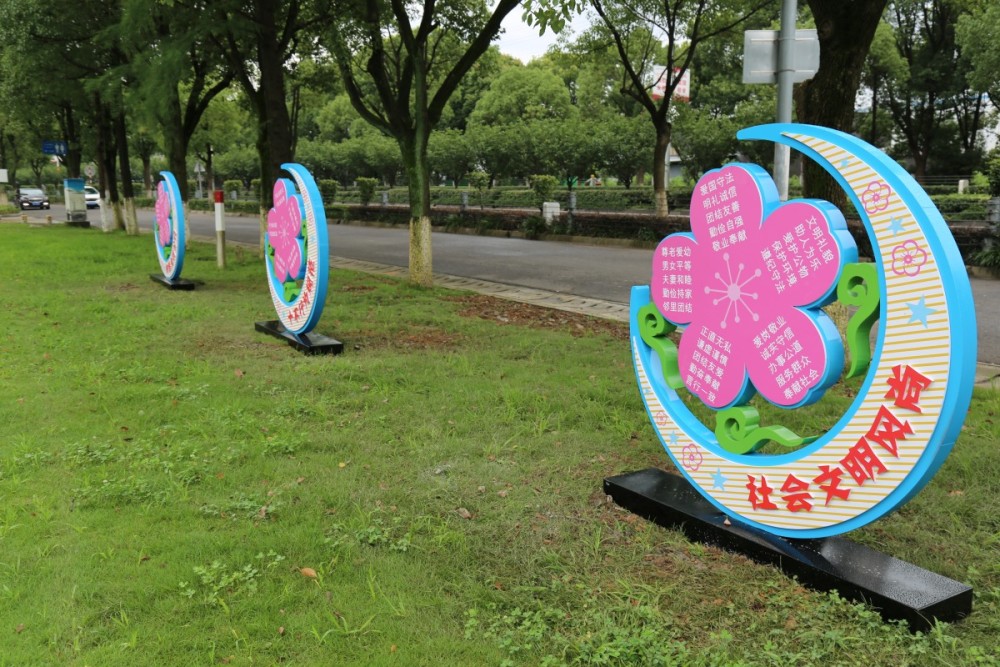 公益宣传文字,这两天出现在了贵驷街道镇骆路上的各种公益景观小品上