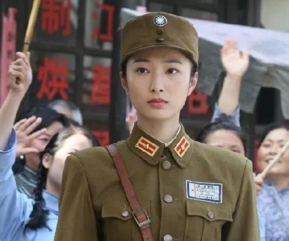 国民党两名女兵被我军俘虏李克农放了穿长靴的手下一脸懵