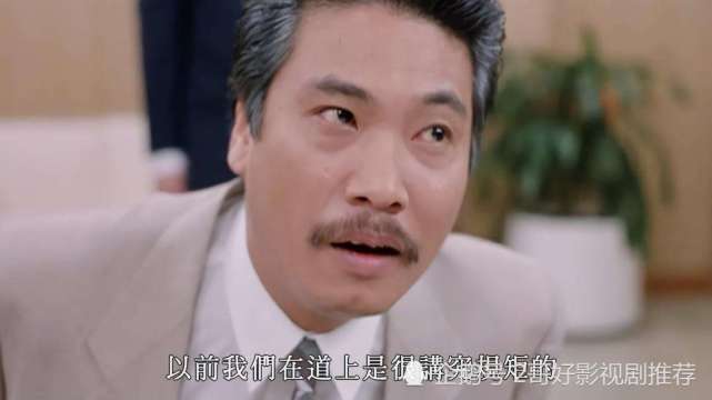 《英雄本色2》吴孟达在电影中出演大老板黄正国,嚣张跋扈,不把任何人