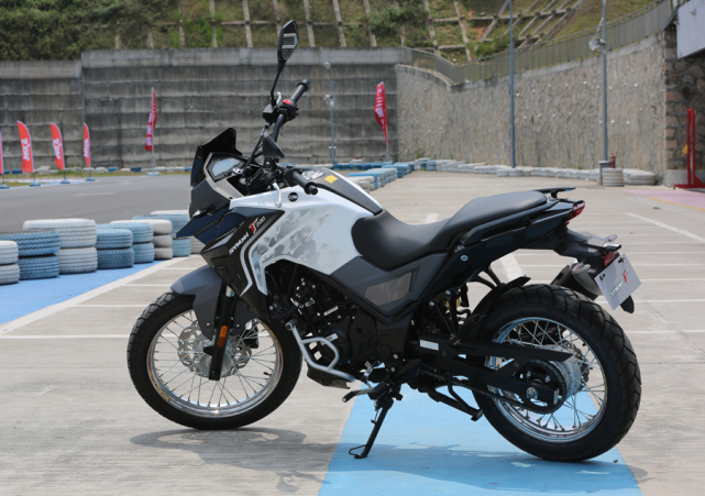 三阳200级别运动街车,4气门发动机13.5kw,配19英寸辐条轮胎