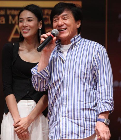 成龙唯一女徒弟张蓝心拍戏出意外,赶到医院时衣着脏乱,头颈全是血