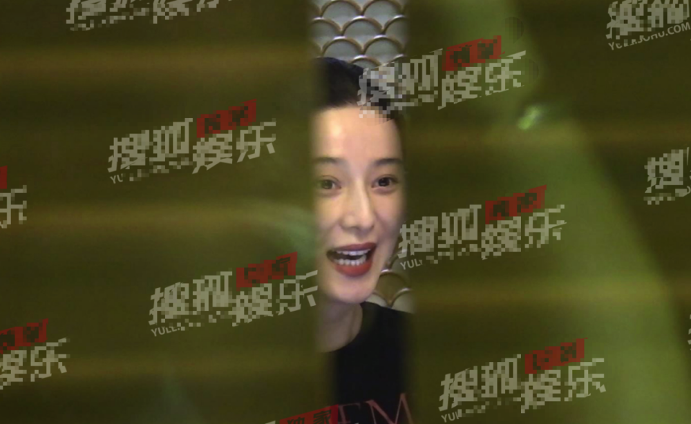p图|冰冰不受p图事件影响，与友人聚餐心情大好，耳环贵气十足气场强