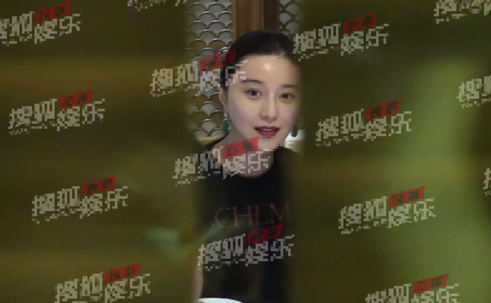 p图|冰冰不受p图事件影响，与友人聚餐心情大好，耳环贵气十足气场强