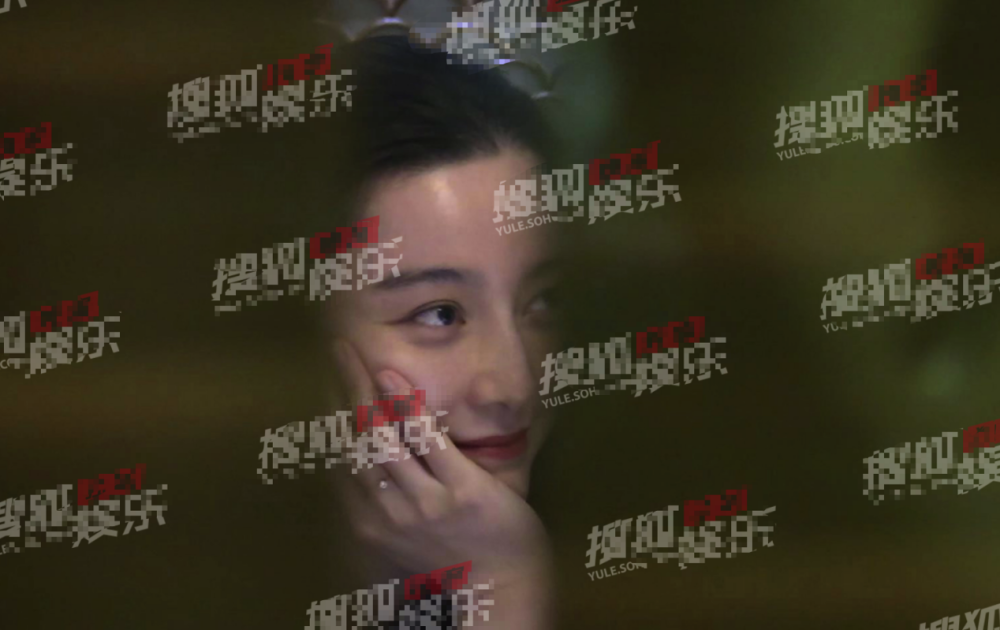 p图|冰冰不受p图事件影响，与友人聚餐心情大好，耳环贵气十足气场强