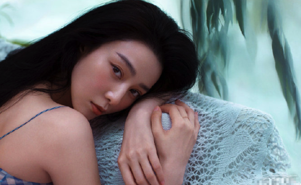 p图|冰冰不受p图事件影响，与友人聚餐心情大好，耳环贵气十足气场强