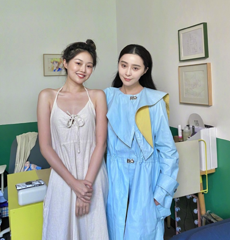 p图|冰冰不受p图事件影响，与友人聚餐心情大好，耳环贵气十足气场强