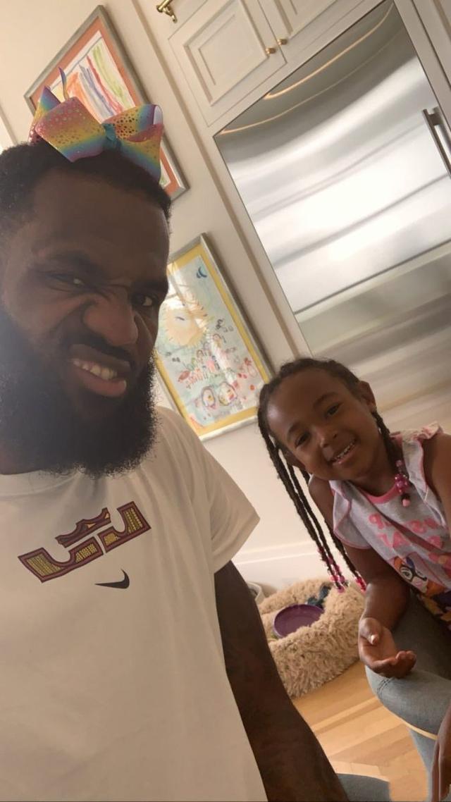 詹姆斯去很多地方都会带着小女儿,可爱的女儿让强壮的詹姆斯变得更加