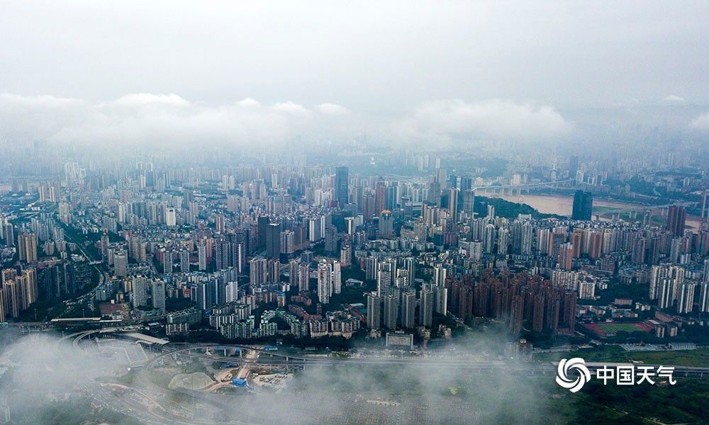 云雾缭绕 航拍重庆中心城区如空中之城