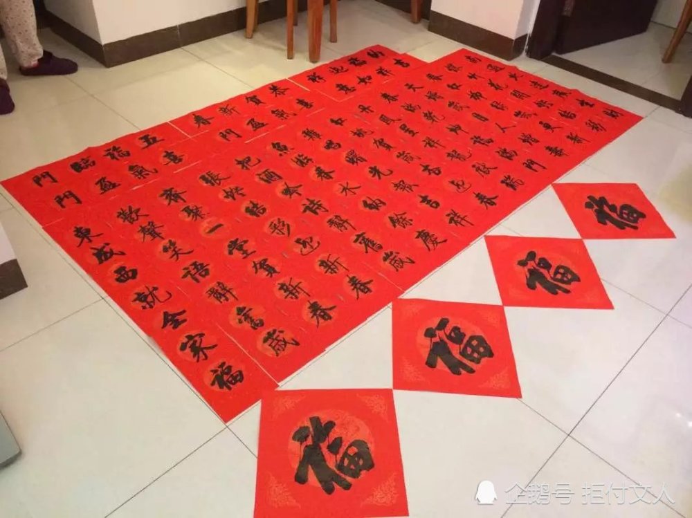 启功体|一小伙出摊卖“启功体”书法作品，字迹瘦劲，点画生动，颠覆审美！