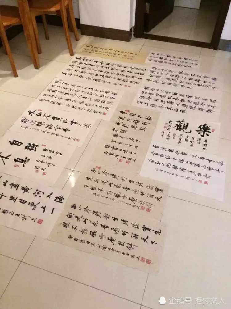 启功体|一小伙出摊卖“启功体”书法作品，字迹瘦劲，点画生动，颠覆审美！