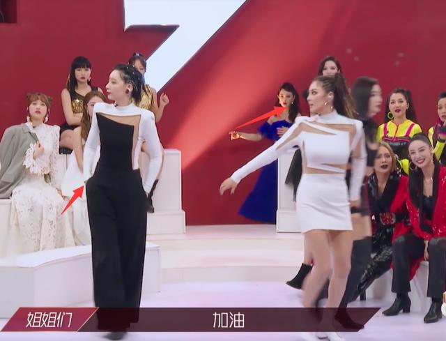 王丽坤|就是故意的？张雨绮看着王丽坤走错舞台后，本能反应引热议！