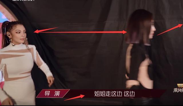 王丽坤|就是故意的？张雨绮看着王丽坤走错舞台后，本能反应引热议！