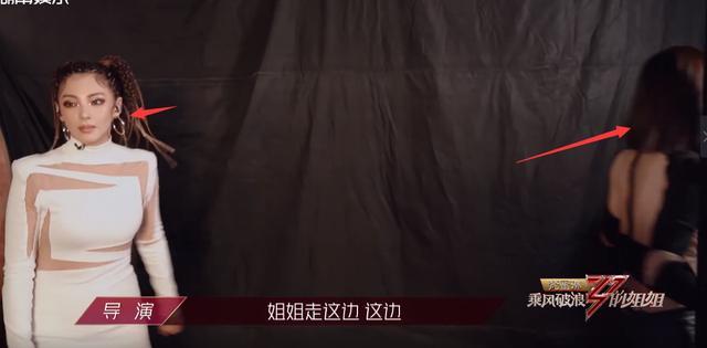 王丽坤|就是故意的？张雨绮看着王丽坤走错舞台后，本能反应引热议！