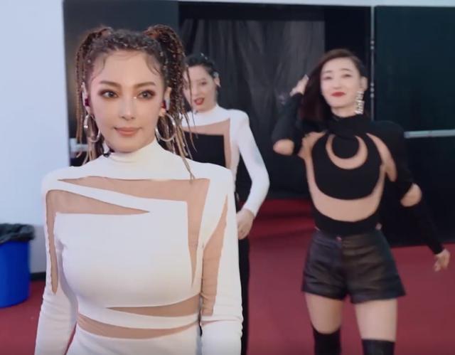 王丽坤|就是故意的？张雨绮看着王丽坤走错舞台后，本能反应引热议！