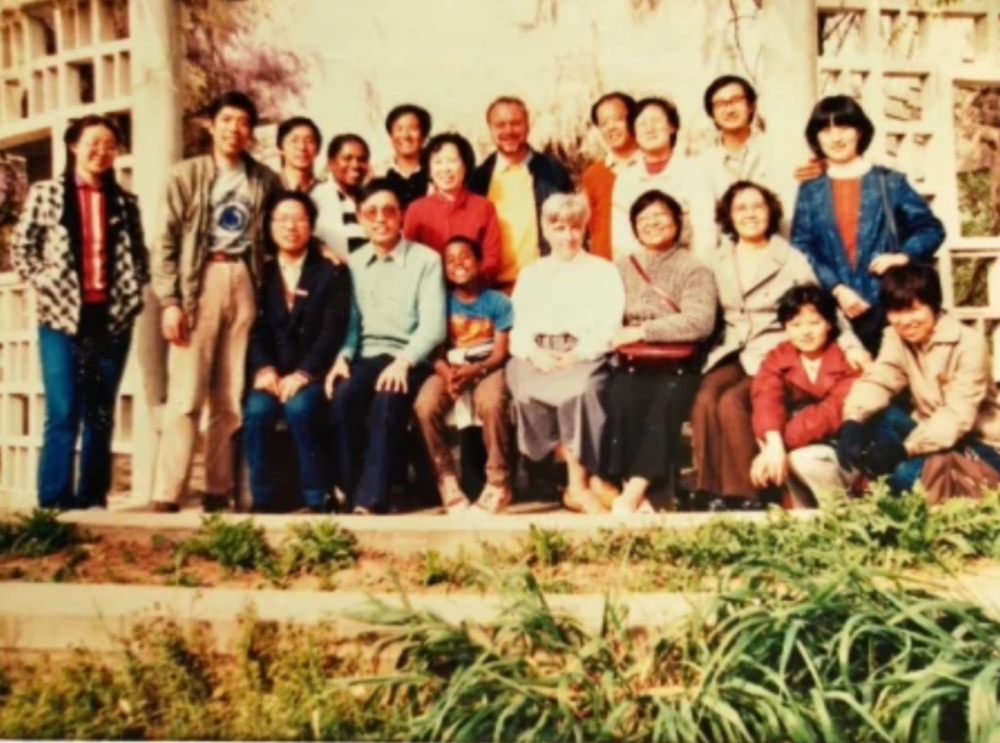 坎耶·维斯特|和特朗普争总统，年入10亿、征服卡戴珊、碾压权志龙，他还有什么不敢干？