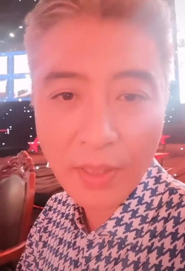 央视主持周炜近况曝光满头白发皱纹堆积45岁活像70岁