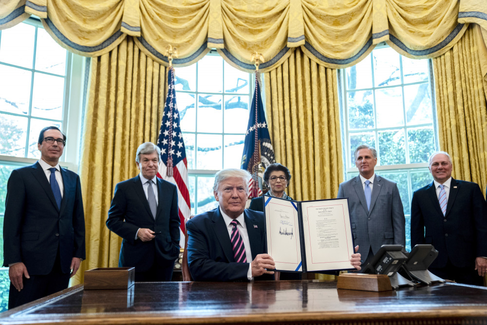 保罗·佩洛西|美国政客瓜分疫情救助？特朗普佩洛西等政要亲信被曝直接受益