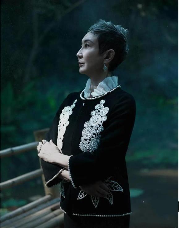 施南生送别赌王,一头短发穿素衣69岁身材风韵犹存,奶奶变阿姨了