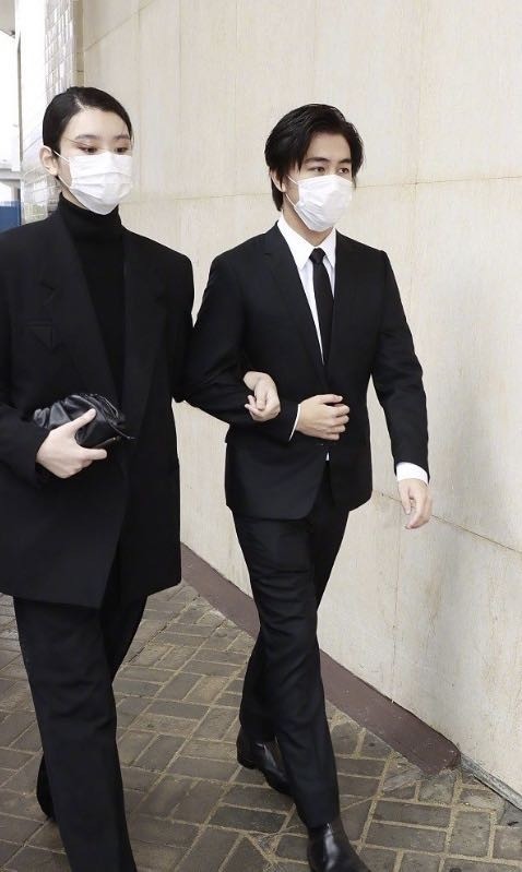 奚梦瑶出席赌王葬礼一身黑装站老公身边像极了女保镖