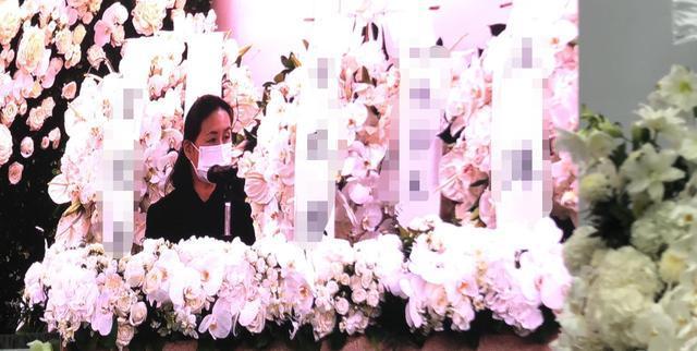 赌王|赌王扶灵场面震撼！占据半壁江山的商政大佬现身，大屏幕展示影像